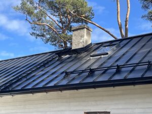 klassik profiiliga plekk katus, klassik profiil, katuse redel, katuse aken, Velux katuseaken, Velux paigaldus