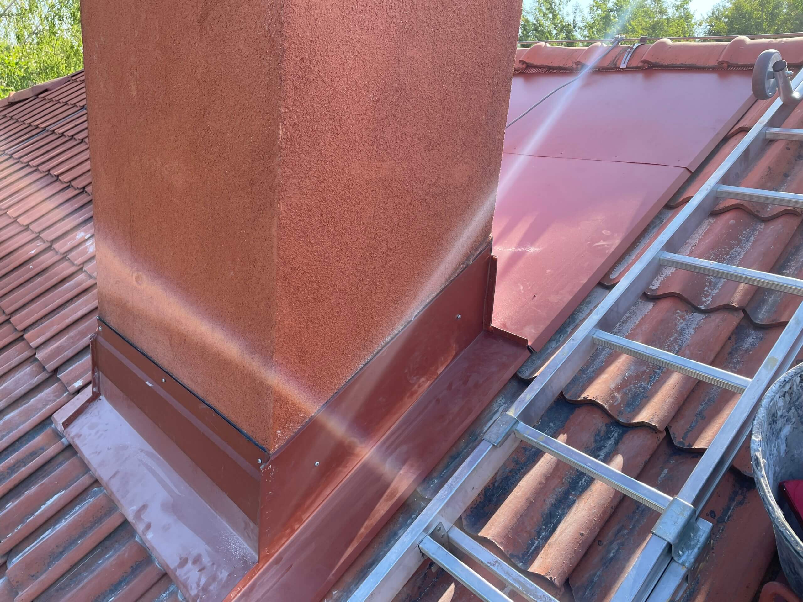 Korstna ümbrus plekiga ja katuse hooldustööd redeliga