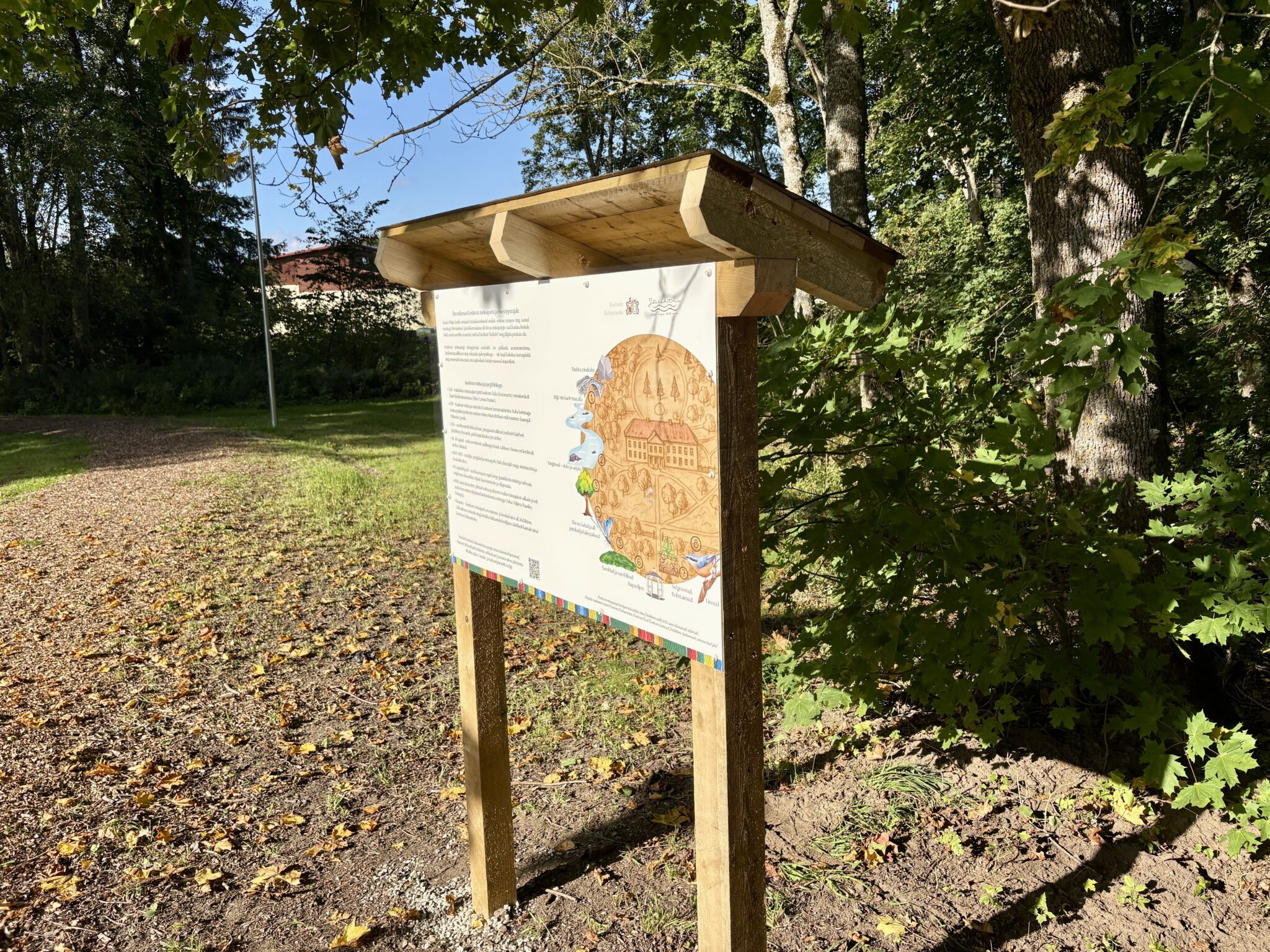 Teadetetahvlid kuhu teisel poole tulevad laste meisterdatud lindude pesakastid