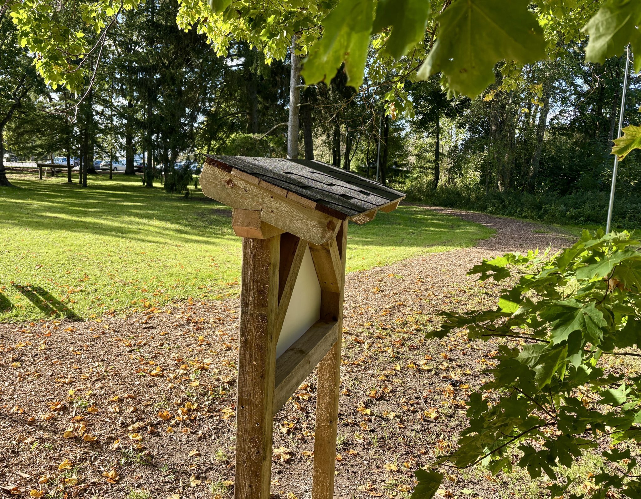 Teadetetahvlid kuhu teisel poole tulevad laste meisterdatud lindude pesakastid